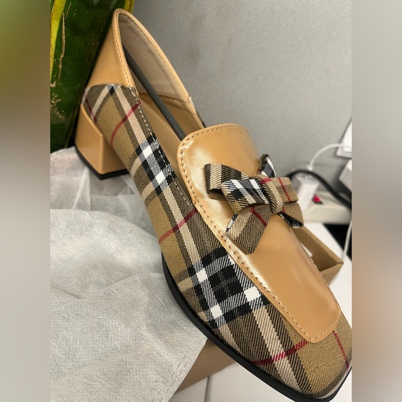 NWT Plaid Loafers with Bow. Featuring a Square Toe And Mid-Heel, size 39 (8) 🤎 - Picture 1 of 7